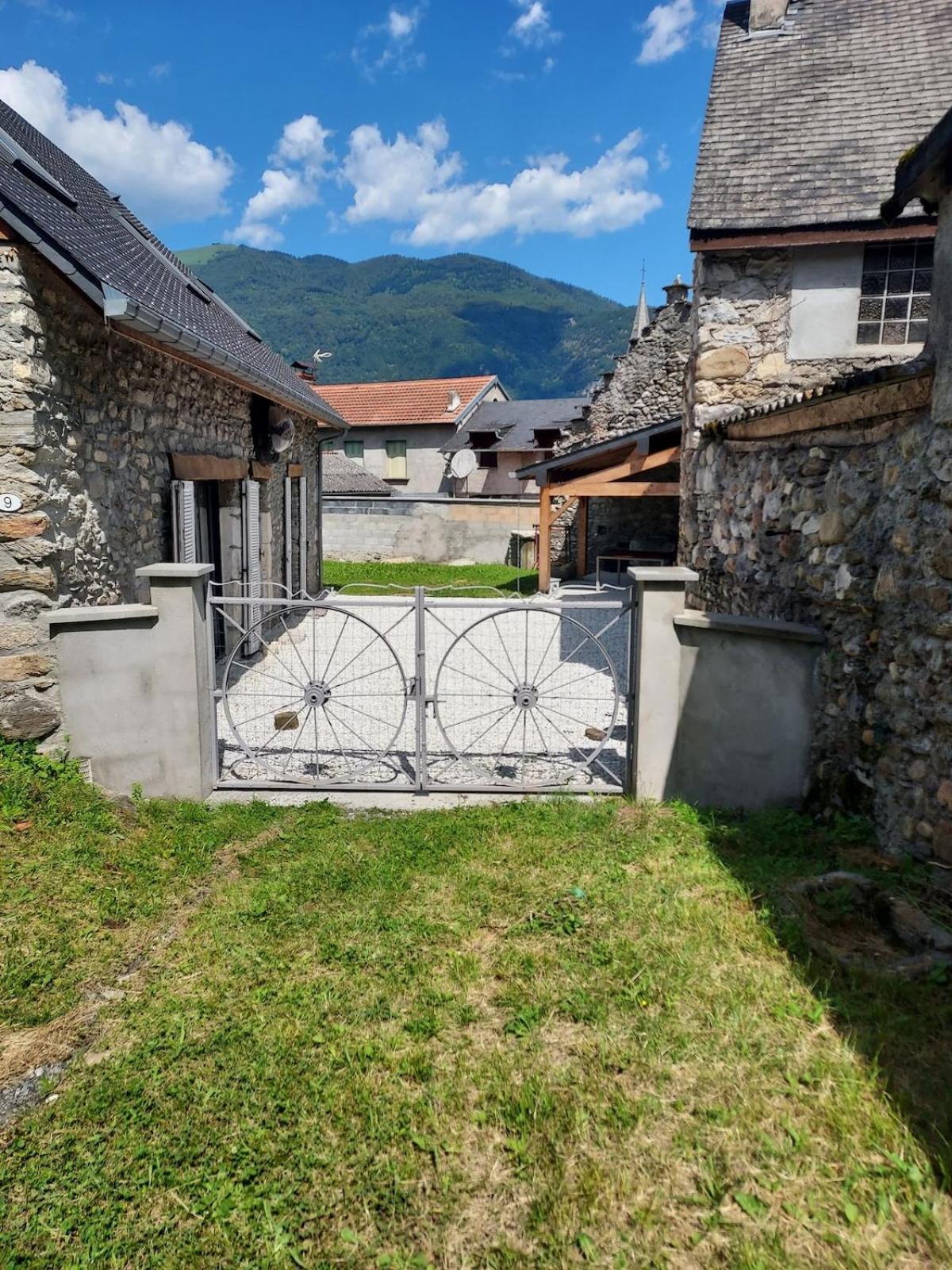 Maison De Village Au Pied Des Pyrenees Marignac  Exteriér fotografie